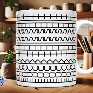 Puede incluir: Taza de cerámica blanca con un patrón geométrico negro. El diseño presenta bandas horizontales de líneas, zigzags y curvas. La taza tiene un asa grande y curvada. El logotipo "VINYLS your WAY" es visible.