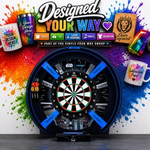 Op de afbeelding: Promotieafbeelding met een dartbord met een Star Wars-thema, mokken en lasergegraveerde items. De tekst "Designed YOUR WAY" staat prominent in beeld, samen met pictogrammen voor verschillende aanpassingsopties zoals 3D, vinyls en sublimatie.