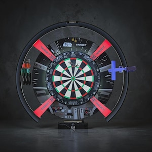 以下が含まれることがあります： 黒とグレーのデザインのスターウォーズをテーマにしたダーツボード。 ダーツボードは、赤、緑、白のアクセントが付いたクラシックなターゲットパターンが特徴です。 ボードには「Star Wars」と「Target」の文字が含まれています。 ダーツと青いダーツホルダーが含まれています。