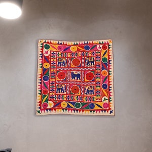 Tapiz de pared cuadrado colorido con bordado de hilo de seda vintage indio Gujrati Kutch, tapiz tribal Banjara para decoración del hogar.