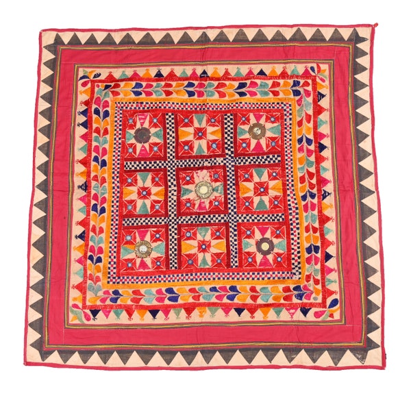 vintage Broderie à la main Indien Gujarati textile Banjara Tenture murale Tapisserie tribale Décor à la maison Art mural 30-40 ans pièce de collection