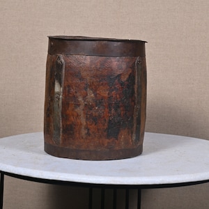 Vintage trä- och järnfat Rustik miniatyrträfat med metallringar Handsnidad träheminredning Träkruka i trä