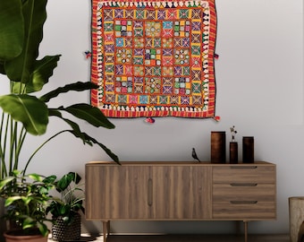 Gujarati handgemachte antike indische Textilwandbehang Boho Banjara Vintage Tribal Wandteppich Spiegel Seidenfaden Arbeit 40-50 Jahre alte Baumwolle
