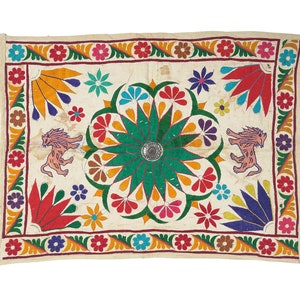 Peut inclure: Une tapisserie en coton blanc avec un motif floral coloré et deux lions brodés. Le centre de la tapisserie présente un grand motif floral vert et orange avec un bouton argenté au centre.