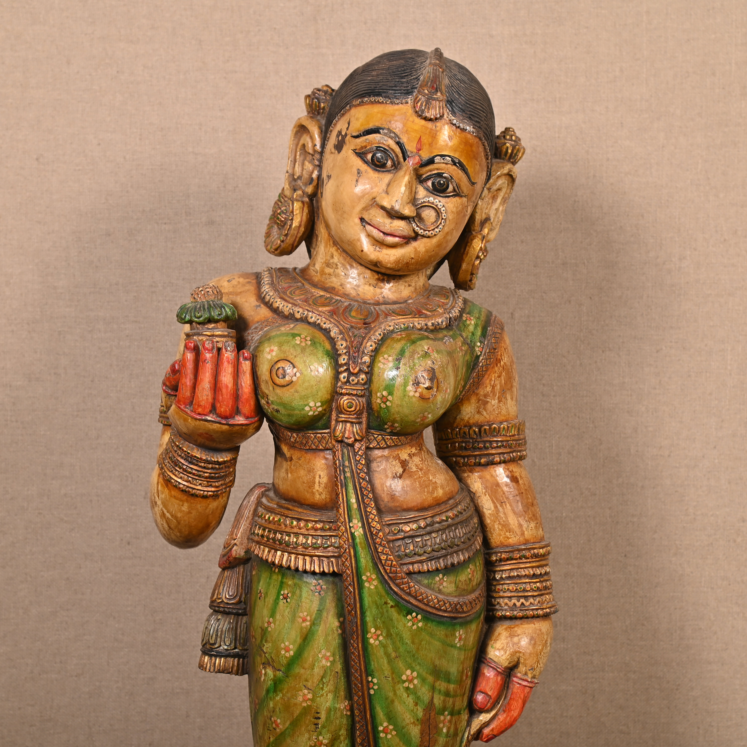 伝統的な女性像 ヴィンテージ 手描きの像 インド彫刻の女性彫刻