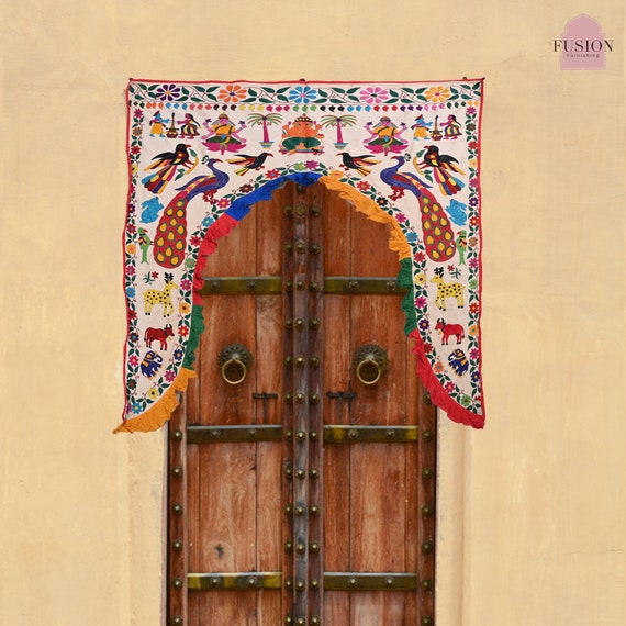 トラナス、インド製の手作り刺繍孔雀のタペストリードアハンガー