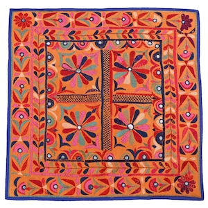 Tapiz vintage de seda gujarati bordado a mano de algodón para colgar en la pared, tapiz textil indio tradicional, tapiz hippie, tapiz de mandala para colgar en la pared.
