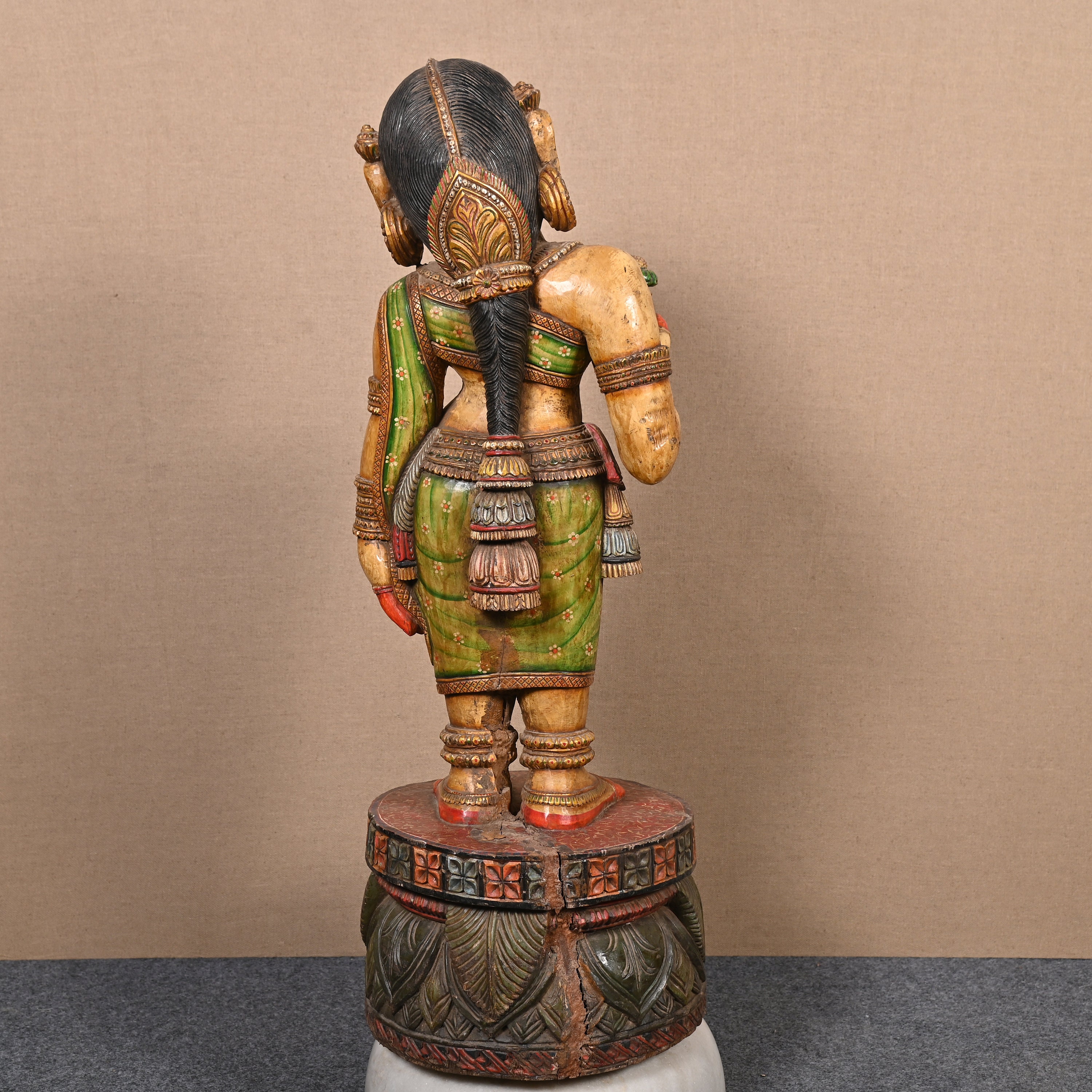 伝統的な女性像 ヴィンテージ 手描きの像 インド彫刻の女性彫刻