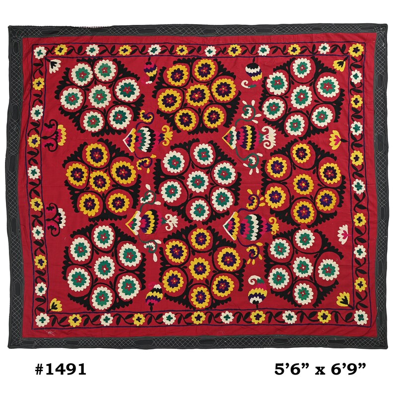 K&ouml;nnte beinhalten: Ein roter Wandbehang aus Stoff mit schwarzem Rand und einem floralen Muster in Gelb-, Gr&uuml;n-, Wei&szlig;- und Rosat&ouml;nen. Der Stoff ist mit einem sich wiederholenden Muster aus Blumen und Bl&auml;ttern bestickt. Der Wandbehang misst 1,68 m x 2,06 m.