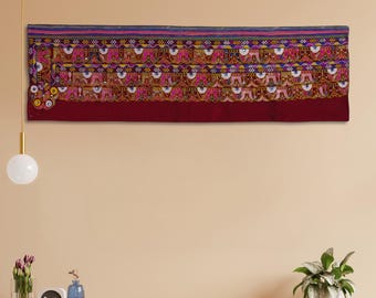 Arazzo da parete in cotone ricamato a mano, fatto a mano, lungo 6 piedi, tessuto arazzo indiano rosso Kutch Gujarati di 40-50 anni, runner da tavolo