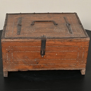 Wooden Hand Crafted Box, Antique Decorative, Vintage Table Top Box, Box with Lid and Metal Handle, Unique collection of wooden box, tabletop