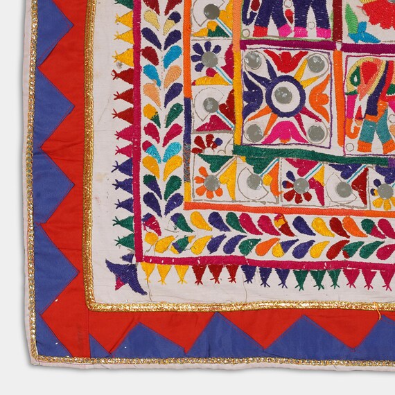 Grand écusson Mural Brodé Main - Travail Textile Du Kutch (Inde) - Déco Bohème Rouge