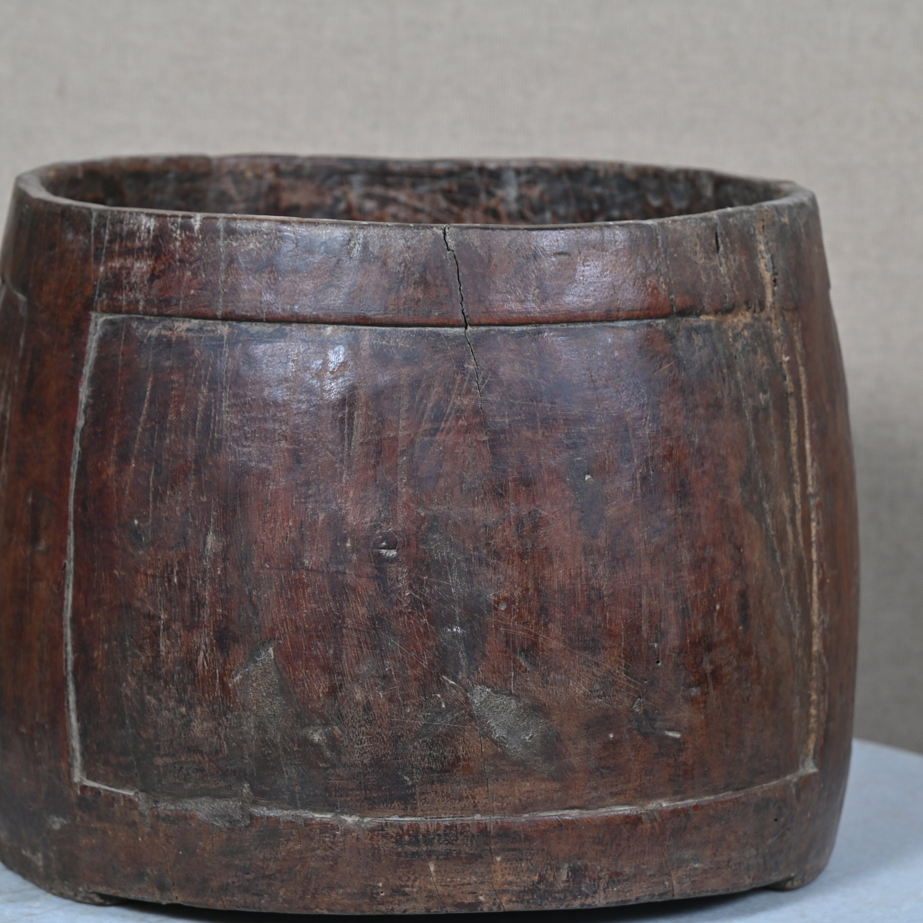 Pot Vintage En Bois De L'Himachal - Distributeur D'Eau Décoratif 9x9x12 Pouces - Inde - Années 50/60
