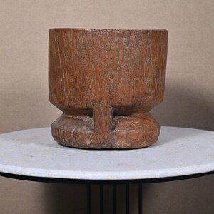 Antiker primitiver Mörser aus Holz, rustikale handgeschnitzte hölzerne Innendekoration, Holzbecher Vintage Himachal Aufbewahrungstopf aus Holz, Holzbleichmitteltöpfe