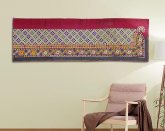 Arazzo da parete in cotone ricamato a mano, fatto a mano, lungo 6,3 piedi, tessuto indiano rosso Kutch Gujarati, runner da tavolo, risalente a 40-50 anni fa