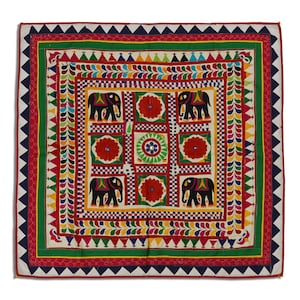 Könnte beinhalten: Ein farbenfrohes quadratisches Textil mit einem sich wiederholenden Muster aus Elefanten, Blumen und geometrischen Formen. Das Textil ist mit verschiedenen Farben bestickt, darunter Rot, Grün, Blau, Gelb und Weiß.