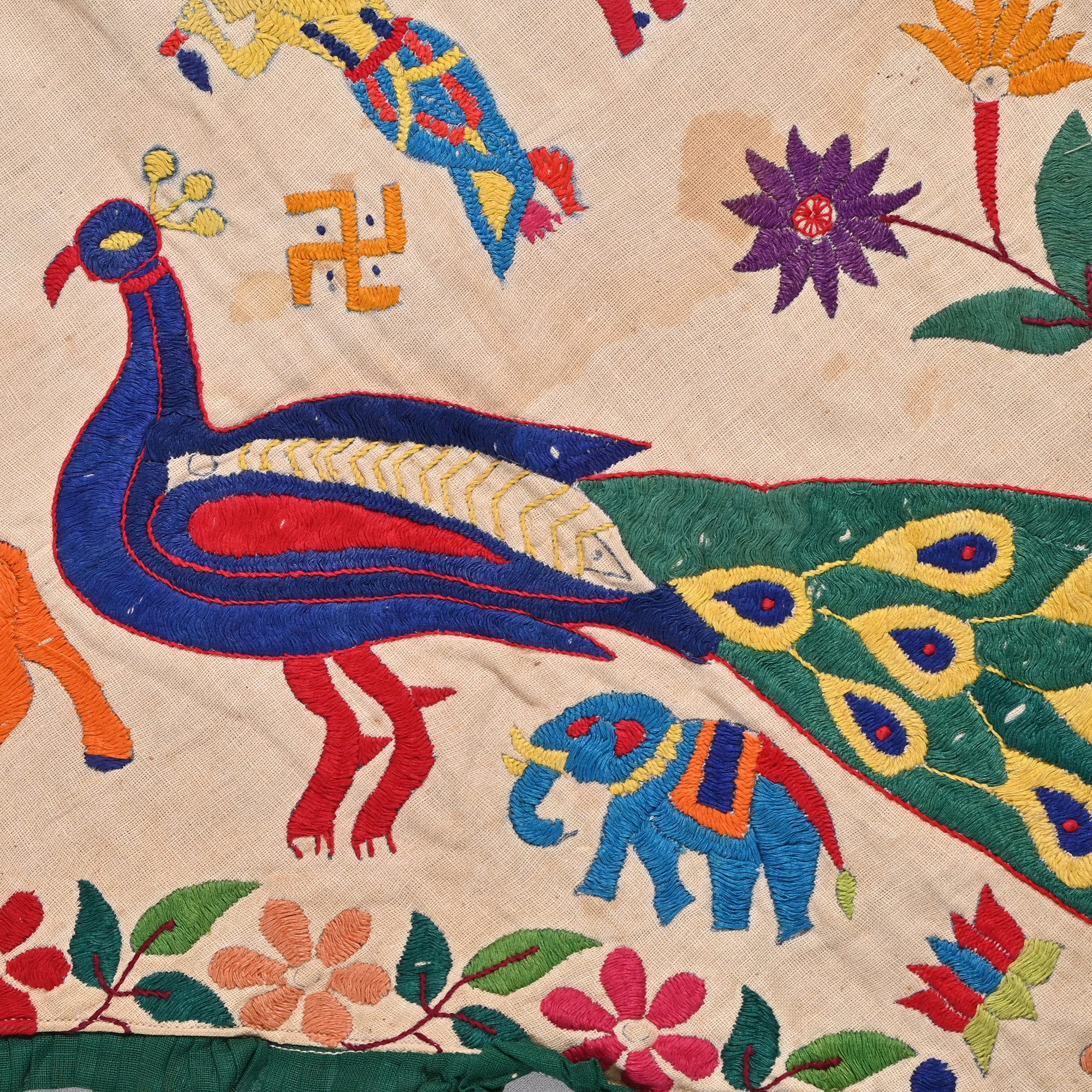 トラナス、インド製の手作り刺繍孔雀のタペストリードアハンガー
