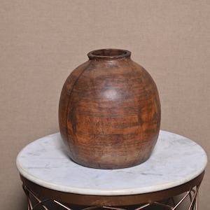 Holzfiguren Vintage Holzgravur Himachal Matka Topf Holz alte handgeschnitzte lange Hals Wasserspender Sammler Vorratsbehälter