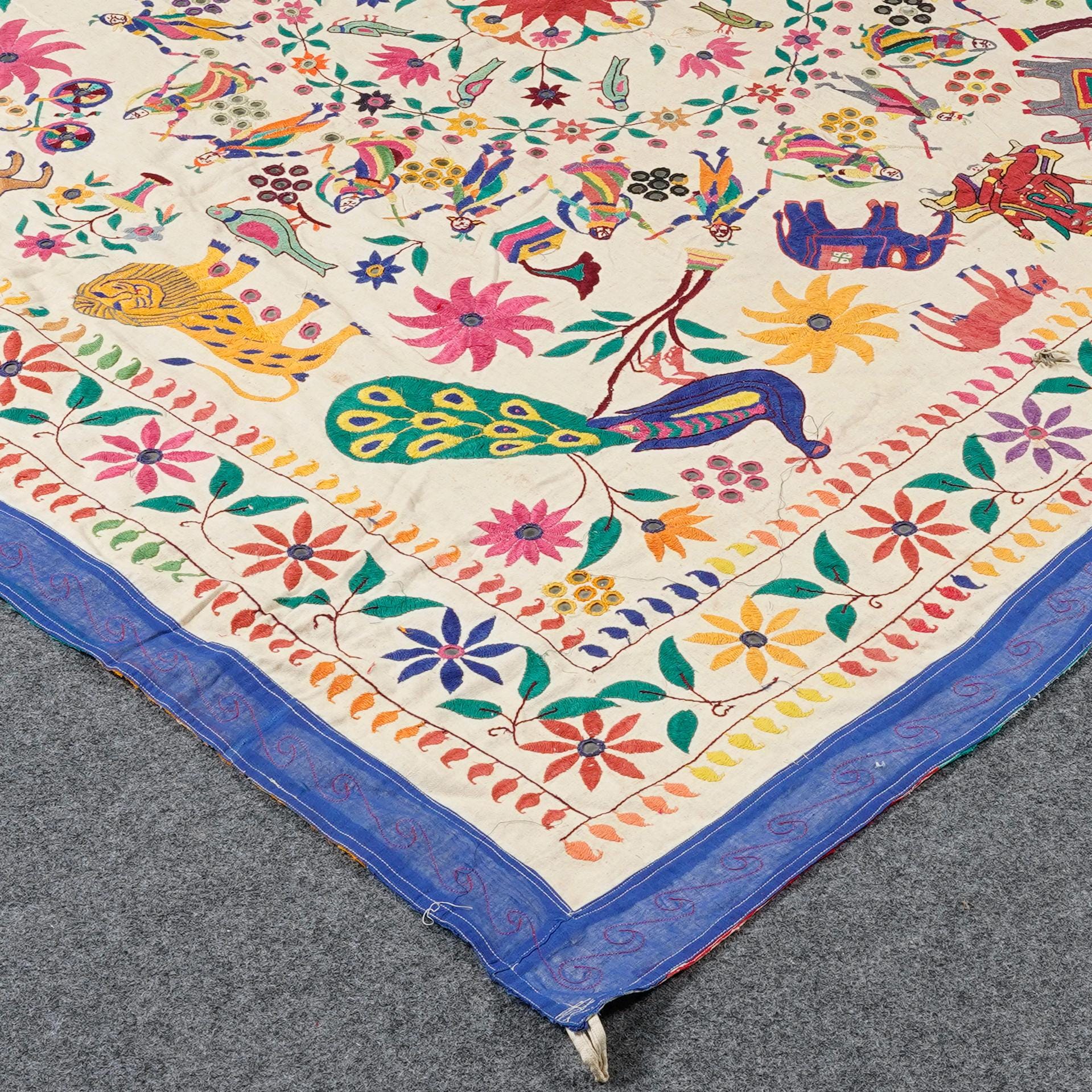 手作りの孔雀と花のモチーフの手刺繍グジャラート壁掛け伝統的な