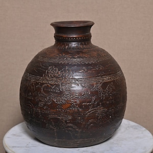 Wood Figurines Vintage Wooden Engraving Himachal Matka Pot Wood Old Hand Carved Long Neck Water Dispenser Collectible Storage Vessel Statue