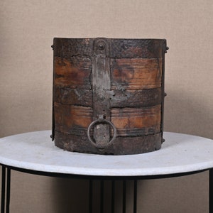 Vintage indischer hölzerner Himachal Aufbewahrungstopf, Holztopf Eisengriff, Bleichmitteltöpfe, Aufbewahrungstopf Rustikales Miniatur-Holzfass mit Metallringen