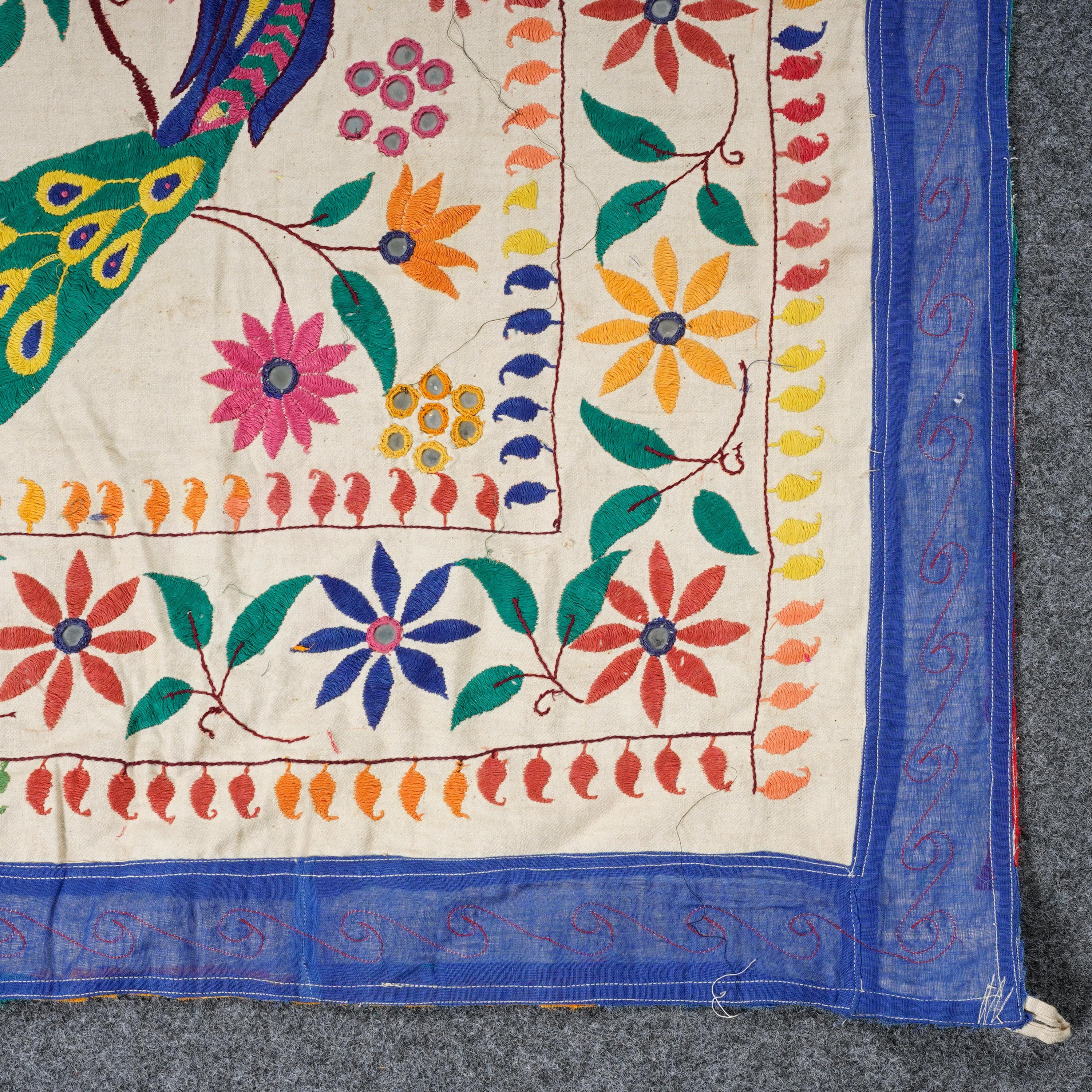 手作りの孔雀と花のモチーフの手刺繍グジャラート壁掛け伝統的な