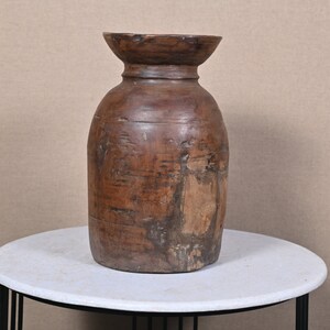 Hölzerner runder Matka Topf Himachal Aufbewahrungstopf Antiker hölzerner Himachal Wasser Matka Topf Original alte Hand geschnitzte rustikale Wassertopf