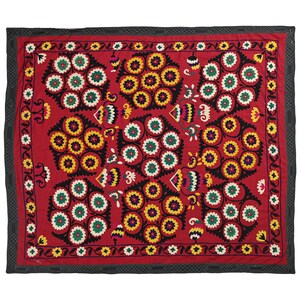 K&ouml;nnte beinhalten: Ein rotes Stoffquadrat mit schwarzem Rand und aufwendiger Stickerei mit bunten Blumenmustern. Die Stickerei zeigt ein sich wiederholendes Muster aus Kreisen mit kleineren Kreisen darin, wodurch ein optisch ansprechendes und symmetrisches Muster entsteht.