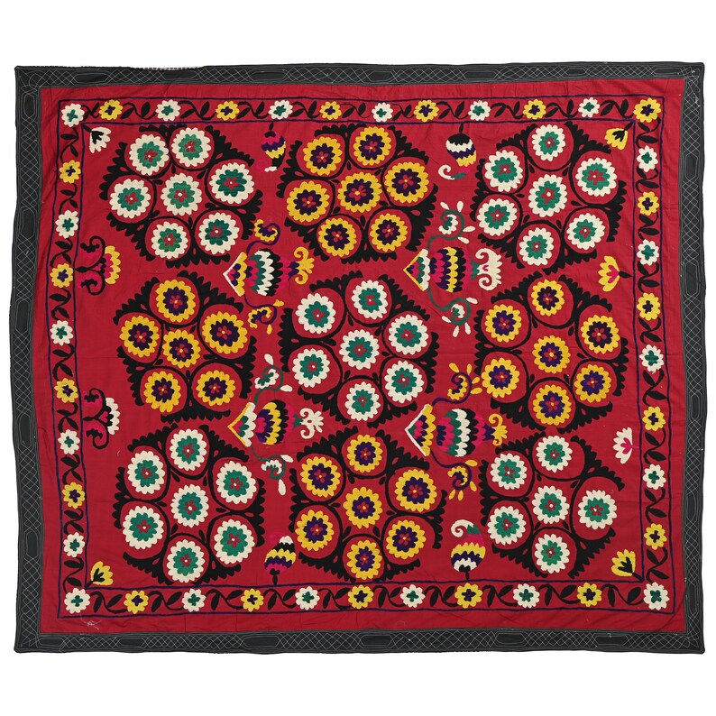 K&ouml;nnte beinhalten: Ein rotes Stoffquadrat mit schwarzem Rand und aufwendiger Stickerei mit bunten Blumenmustern. Die Stickerei zeigt ein sich wiederholendes Muster aus Kreisen mit kleineren Kreisen darin, wodurch ein optisch ansprechendes und symmetrisches Muster entsteht.