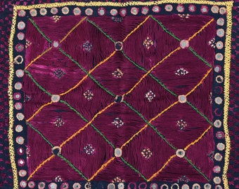 Arazzo da parete indiano Gujarati fatto a mano, arazzo tribale vintage, arte tessile tradizionale ricamata, arazzo di cotone, 30-40 anni