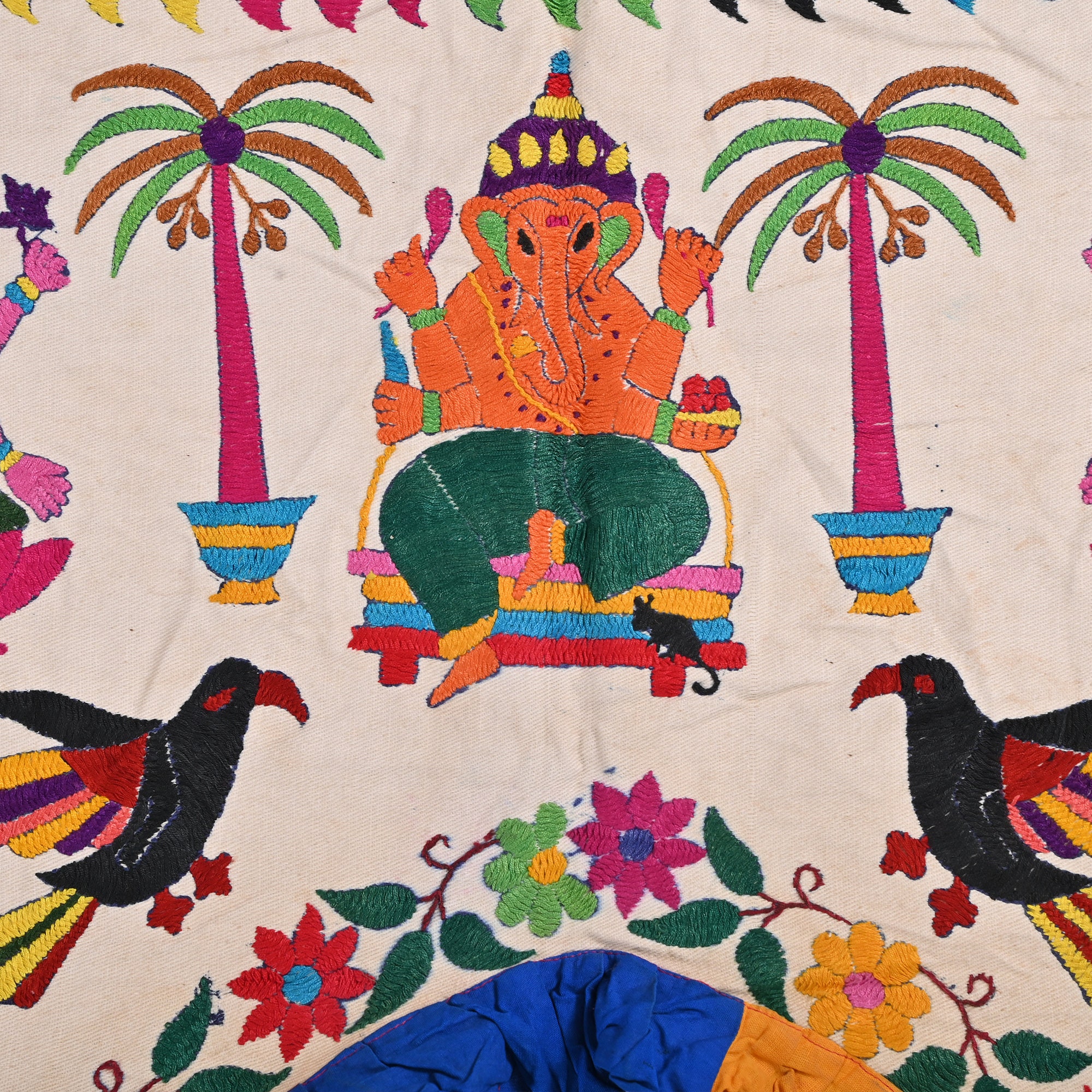 トラナス、インド製の手作り刺繍孔雀のタペストリードアハンガー