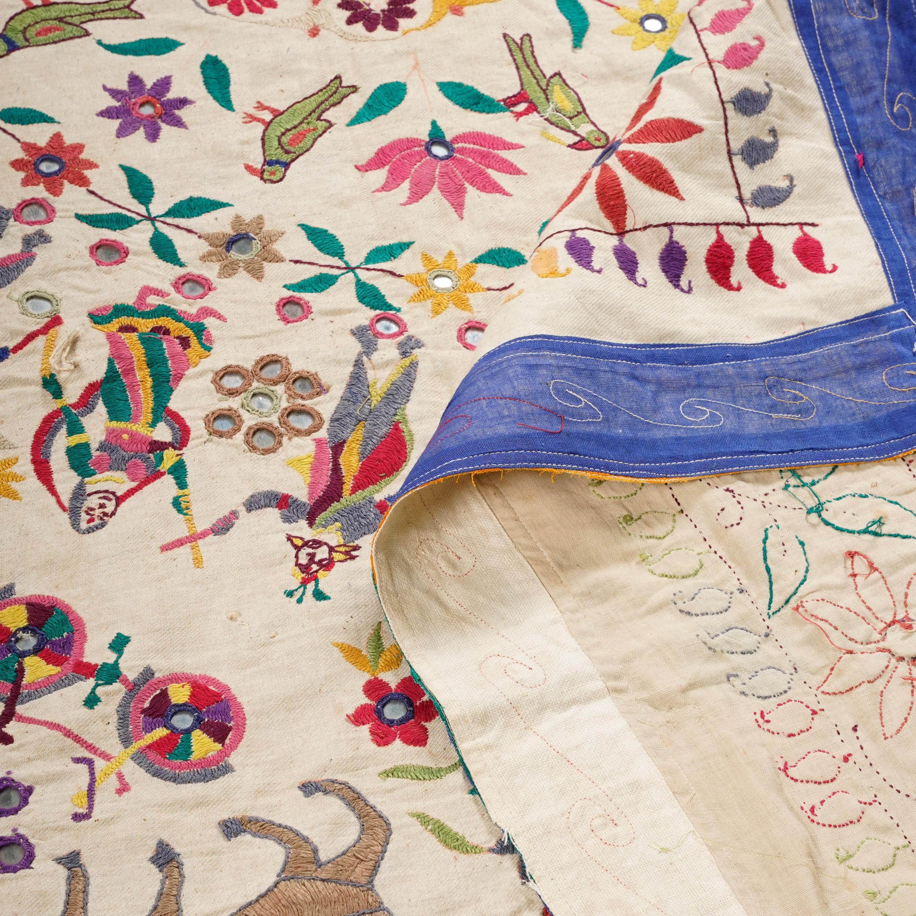 手作りの孔雀と花のモチーフの手刺繍グジャラート壁掛け伝統的な