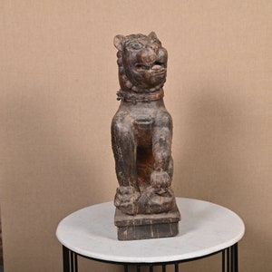 Wooden Hand Carving Lion With Child Statue Wood Lion Ornaments Vintage Elegant Lion Figure African Animal Figurine Sitting Lion Sculpture