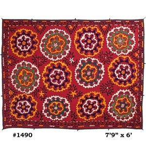K&ouml;nnte beinhalten: Ein roter Wandbehang aus Stoff mit einem sich wiederholenden Muster aus bunten gestickten Blumen. Der Stoff hat einen schwarzen Rand und der Text #1490 und 7'9" x 6' ist in den unteren Ecken gedruckt.