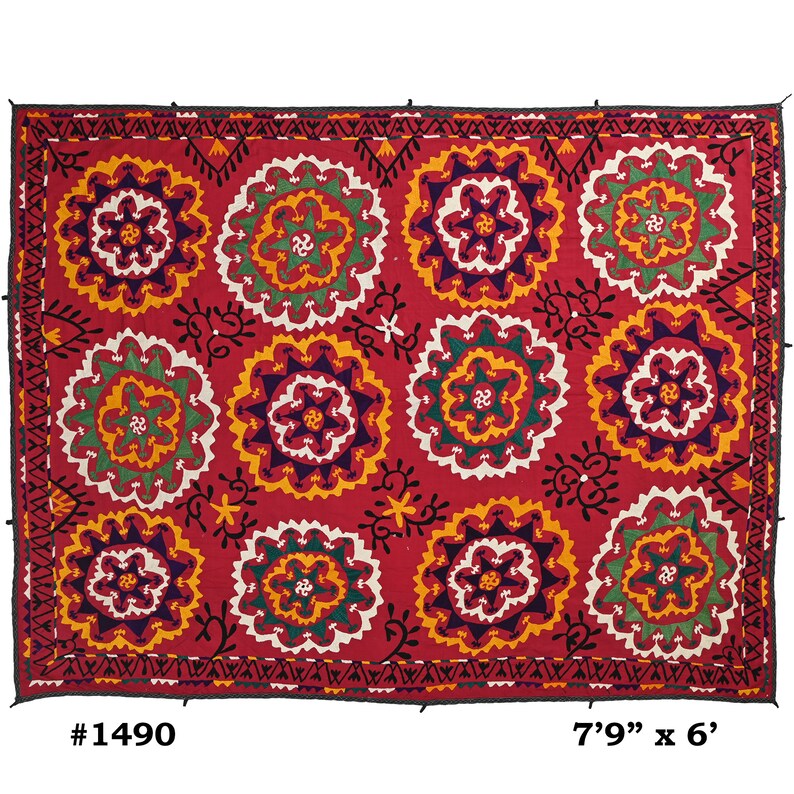 K&ouml;nnte beinhalten: Ein roter Wandbehang aus Stoff mit einem sich wiederholenden Muster aus bunten gestickten Blumen. Der Stoff hat einen schwarzen Rand und der Text #1490 und 7'9" x 6' ist in den unteren Ecken gedruckt.