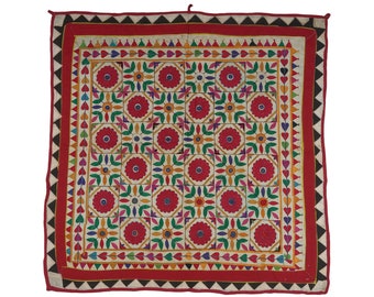Grande Tapisserie Gujrati Brodée Main – Thème Floral, Coton Vintage Années 70-80