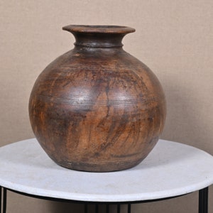 Antiker hölzerner Himachal Wassertopf Matka Original alter handgeschnitzter rustikaler Wassertopf Matka Holzrunder Topf Himachal Aufbewahrungstopf Wassertopf