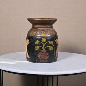 Antikes kompliziertes Design Holz Himachal Wasserbehälter Alte handgeschnitzte Töpfe Authentischer nepalesischer Krug Holzwassertopf / Himachal-Töpfe
