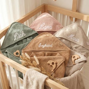 Può includere: Un set di tre tazze in ceramica con finitura opaca e macchiettata. Ogni tazza presenta un colore diverso: azzurro, crema e grigio. Le tazze hanno un design semplice e moderno e un manico comodo.