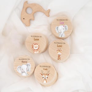 Könnte beinhalten: Fünf Holzkisten mit Tierillustrationen und personalisierten Namen. Die Kisten sind mit "MILCHZARNCHEN VON" beschriftet, gefolgt vom Namen: Henry, Lea, Leon, Leni und Liah.
