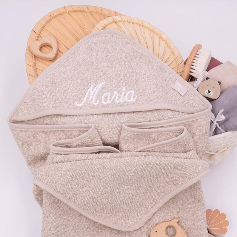 Kapuzenhandtuch personalisiert mit Namen, Babyhandtuch, Geschenk Geburt, Taufe, Badetuch Baby Erstausstattung bestickt Mädchen Junge Nougat
