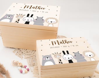 May include: Two light-coloured wooden keepsake boxes featuring the name Matheo, the date 20.05.2022, 3500 g, and 50 cm printed on the lids. The lids are decorated with illustrations of a bear, giraffe, rabbit, hippo, and lion.