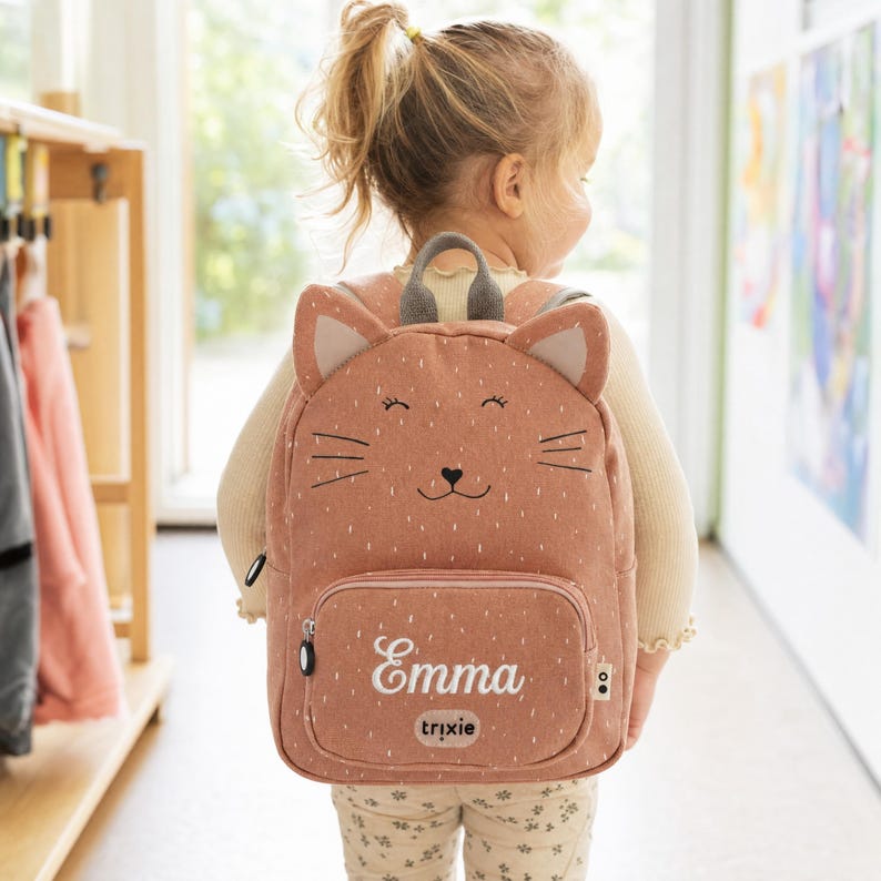 Kindergartenrucksack mit Namen am Garderobenhaken, unverwechselbar durch Stickerei