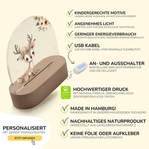 Op de afbeelding: Een houten nachtlampje in de vorm van een hert met een bloemenmotief. Het lampje heeft een afstandsbediening en een USB-kabel. Het lampje is gemaakt in Hamburg, Duitsland en is gemaakt van duurzame materialen. Het lampje is gepersonaliseerd met uw keuze aan tekst.