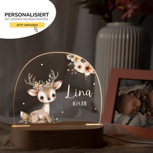 Op de afbeelding: Een gepersonaliseerd nachtlampje met een hert-illustratie, bloemmotieven en de naam "Lina" met de datum "18.04.2018".