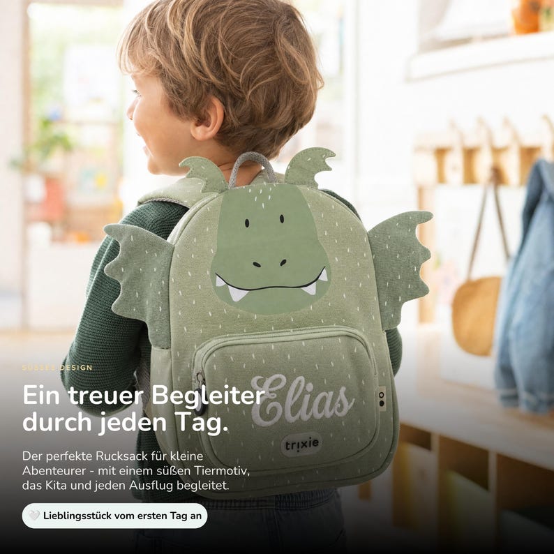 Kita Rucksack personalisiert mit Tiermotiv, Kind trägt den Rucksack auf dem Weg in den Kindergarten