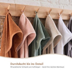K&ouml;nnte beinhalten: Ein Set aus drei Keramikbechern mit gesprenkelter, matter Oberfl&auml;che. Jeder Becher hat eine andere Farbe: hellblau, cremefarben und grau. Die Becher haben ein schlichtes, modernes Design mit runder Form und bequemem Griff.