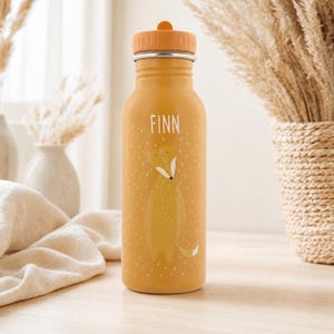 Kinder-Trinkflasche mit Name am Rucksack, Trageschnur und Tiermotiv für unterwegs