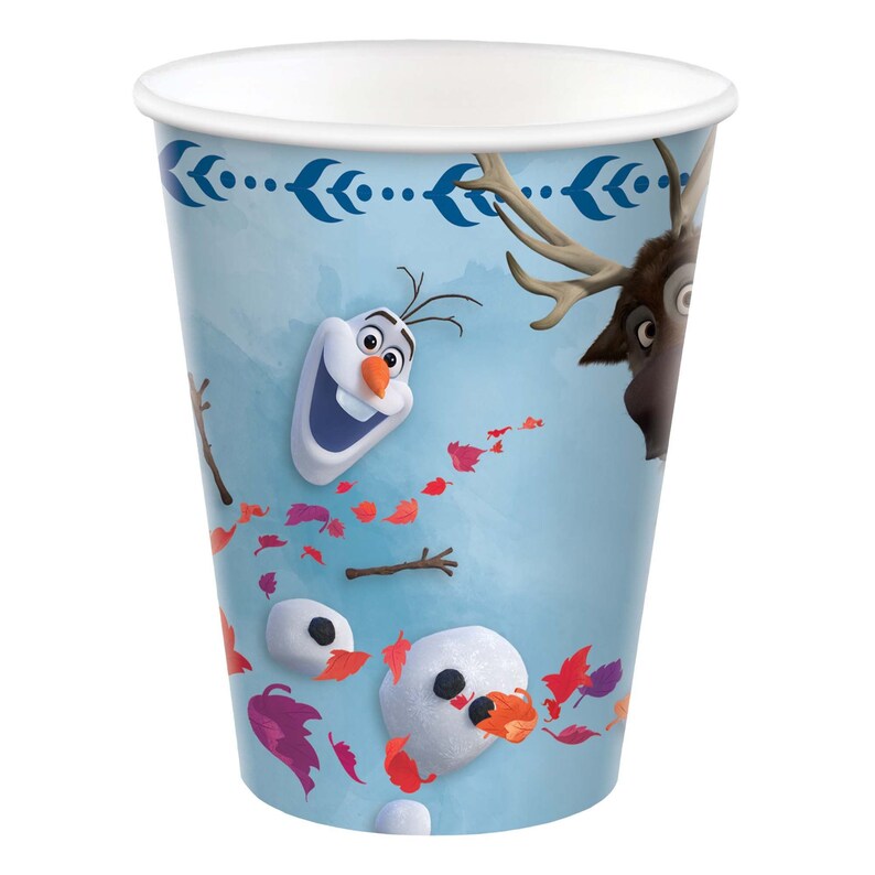 Puede incluir: Vaso de papel azul con tem&aacute;tica de Frozen 2. El vaso presenta a Olaf, Sven el reno y copos de nieve.