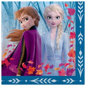 Puede incluir: Dos personajes animados, Elsa y Anna de la pel&iacute;cula Frozen, est&aacute;n de pie en un entorno de bosque. Elsa lleva un vestido azul claro con un dise&ntilde;o de copo de nieve y Anna lleva una capa morada. El fondo es un patr&oacute;n azul y blanco con hojas que caen.